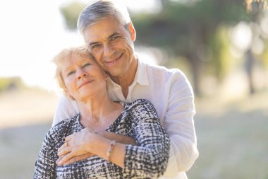 Mutlu çift doğayı kucaklıyor, birlikte emekliliğin tadını çıkarıyorlar.