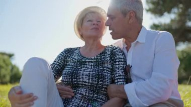 Yaşlı çift parkta romantik bir gün geçiriyor.