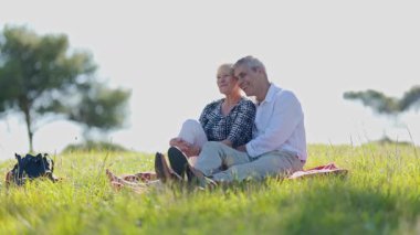 Yaşlı bir çift parkta dinleniyor.