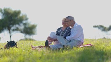 Yaşlı çift doğada huzurlu bir anın tadını çıkarıyor.