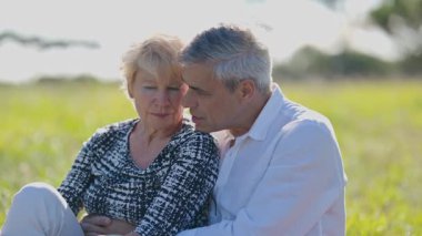 Yaşlı çift doğada huzurlu bir anın tadını çıkarıyor.
