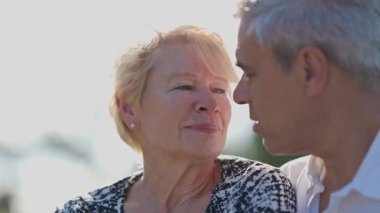 Üst düzey bir çift, dışarıda romantik bir anın tadını çıkarıyor.