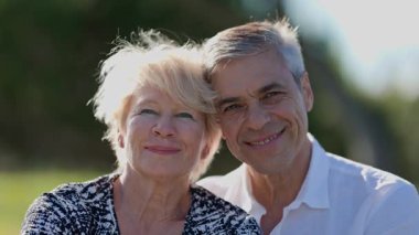 Yaşlı çift dışarıda eğleniyor.