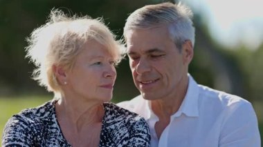 Huzurlu bir doğa ortamında birbirine eşlik eden yaşlı bir çift.