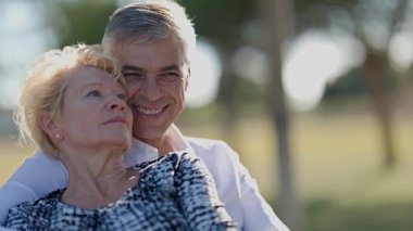 Sevecen yaşlı çift parkta barışçıl bir anın tadını çıkarıyor.