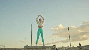 Fitness modeli beton blokta esneme egzersizleri yapıyor