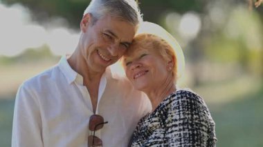 Mutlu son sınıf çifti gülümsüyor ve dışarıda eğleniyor.