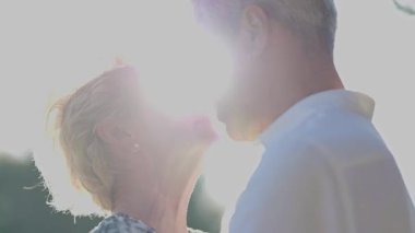 Son sınıf çifti doğada romantik bir anın tadını çıkarıyor.