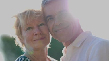 Sevgili son sınıf çiftimiz güneşli bir günün tadını çıkarıyor.