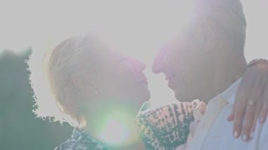 Sevecen, emekli bir çift doğada romantik bir günün tadını çıkarıyor, aşkı ve mutluluğu ifade ediyorlar.