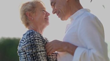 Sevgili son sınıf çifti dışarıda romantik bir dansın tadını çıkarıyor.