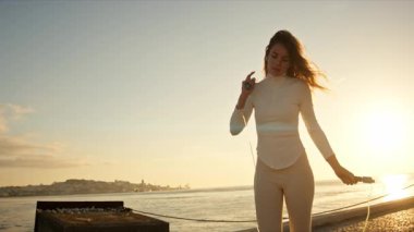 Portekiz, Lizbon 'da tagus nehrinde atlama ipiyle atlama eğitimi alan sporcu kadın.