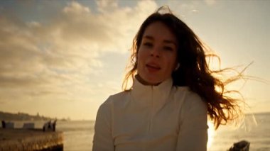 Kaygısız kadın gün doğumunda nehir kenarında dans ediyor.