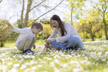 Anne ve oğlu güneşli bir bahar gününün tadını çıkarıyorlar. Papatya tarlasında dalları olan küçük bir kulübe yapıyorlar.