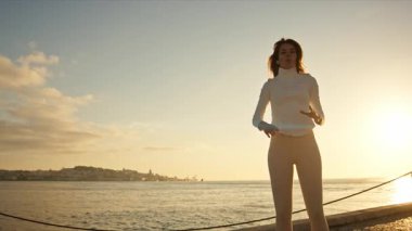 Lizbon, Portekiz 'de günbatımına karşı çağdaş hareketler sergileyen zarif dansçı.