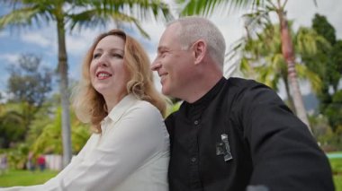 Neşeli turistler funchal, madeira adasında, Portekiz 'de yemyeşil bir parkta dinleniyorlar.