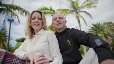 Romantik olgun çift mantar, madeira adası, Portekiz manzarasının tadını çıkarıyor.