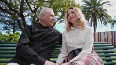 Parktaki bankta birbirine eşlik eden sevimli bir çift.