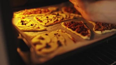 Lahmacun, genellikle Türk pizzası ya da Ermeni pizzası olarak bilinir, fırında pişirme.