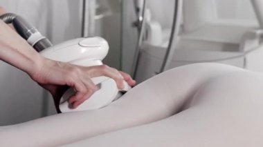 Profesyonel güzellik uzmanı kadınların kalçalarına lpg masajı yapıyor.