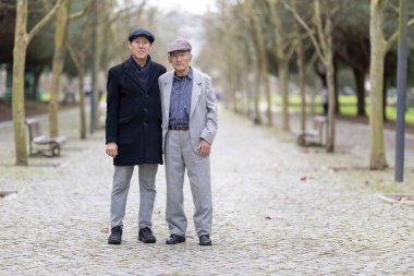 Baba ve oğul kışın parkta bir araya gelip aile zamanlarının tadını çıkarıyorlar.