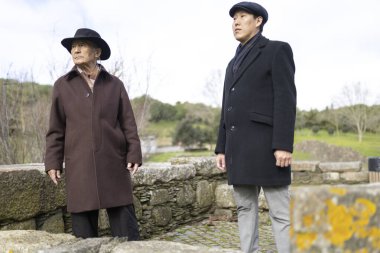 Çok nesilli bir aile, doğanın ve birbirlerine eşlik etmenin güzelliğini takdir ederek, manzaralı bir parkta rahatça geziniyor.