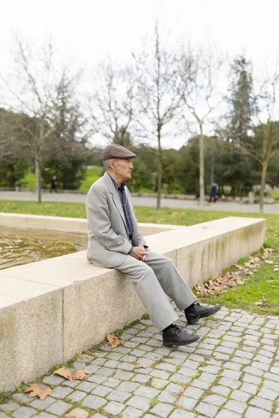 Huzurlu bir park ortamında müziği seven yaşlı bir beyefendi, huzur ve huzur dolu bir emeklilik.