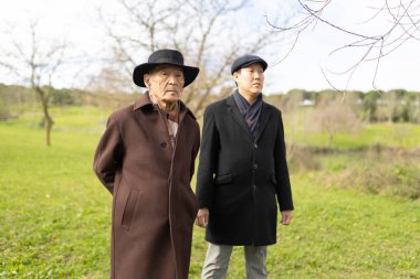 Yaşlı bir baba ve yetişkin bir oğul kış boyunca parklarda bir arada durur.