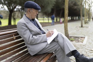 Huzurlu bir park ortamında yeni bir hikaye yazan yaşlı yazar, müzikten ve ilhamdan hoşlanıyor