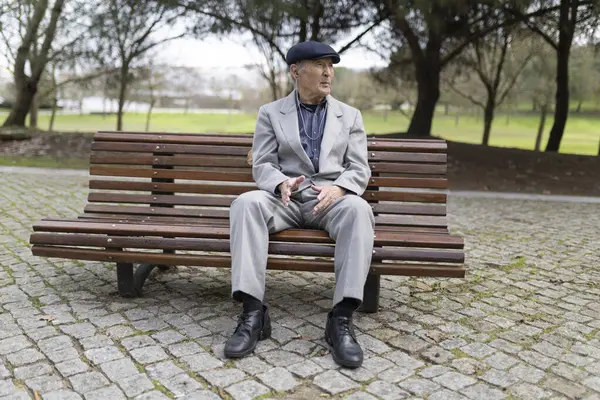 Kıdemli adam parkta huzurlu bir anın tadını çıkarıyor. Doğayla iç içe olan hayatı yansıtıyor.