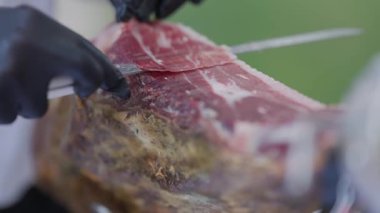 Profesyonel şef ince ince dilimliyor leziz İber jambonu