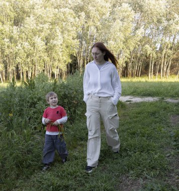 Anne ve oğlu doğada sakin bir gezinti yapıyor, bağ kuruyor ve güzel anılar yaratıyorlar.