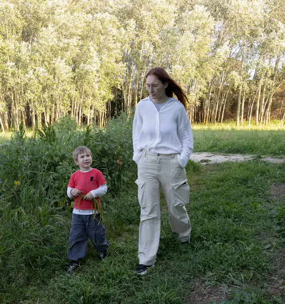 Anne ve oğlu doğada sakin bir gezinti yapıyor, bağ kuruyor ve güzel anılar yaratıyorlar.