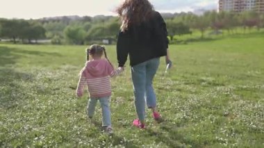 Anne ve kızı birlikte güzel bir gezinti yapıyor, birlikte kalıcı anılar yaratıyorlar.
