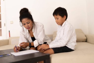 Çocuk bakıcısının çocuğa ev ödevlerinde yardım etmesi, destekleyici ve eğitici bir ortam yaratması