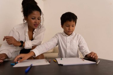 Genç bir çocuğa ev ödevinde yardım etmek, eğitim faaliyetlerinde rehberlik ve destek sağlamak.