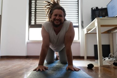Happy Freelancer merkez ofiste yoga yapıyor.