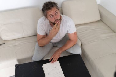 Yaratıcı adam projesi için yeni çözümler düşünüyor, not alıyor ve not defterine zihin haritası çıkarıyor.