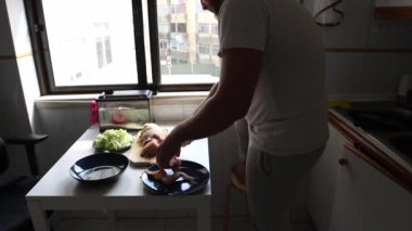 Ahşap kesme tahtasının üzerinde tavuk kanadı hazırlıyorum.