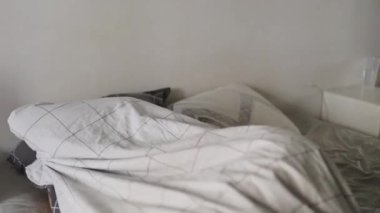 Huzursuz kadın uyku sorunları yaşıyor, yatakta dönüp duruyor.