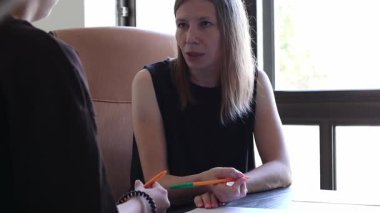 İş kadını stratejiyi açıklıyor ve ofis toplantısında sözleşme imzalıyor