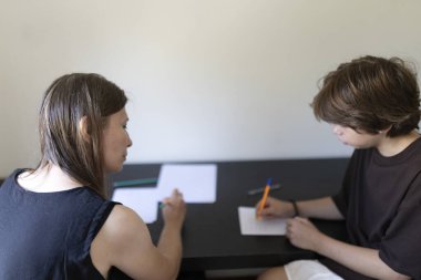 Sınav hazırlama oturumunda öğretmen asistanı olmak, destekleyici bir öğrenme ortamı geliştirmek