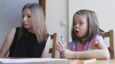 Anne ve kızı kaliteli vakit geçiriyorlar, resim çiziyorlar ve evde oynuyorlar.