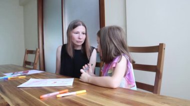 Anne ve kızı birlikte yaratıcı zaman geçiriyorlar, resim çiziyorlar ve boyuyorlar.