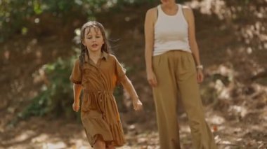 Mutlu çocuklar doğada eğleniyor, ağaçta oynuyor ve sallanıyor.