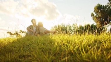 Genç çift doğada huzurlu bir anın tadını çıkarıyor.