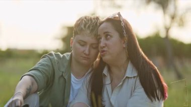 Doğada huzurlu bir anın tadını çıkaran iki kadın gün batımının sıcacık parıltısıyla yıkandılar.