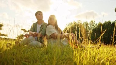 Romantik çift doğada huzurlu bir anın tadını çıkarıyor.