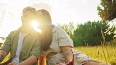 Romantik lezbiyen çift güneşli bir tarlada birlikte hassas bir anın tadını çıkarıyor.