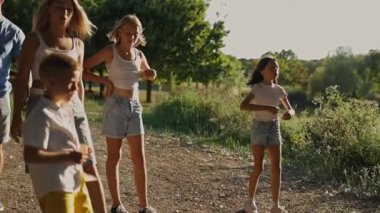 Aile parkta dans etmekten zevk alıyor.